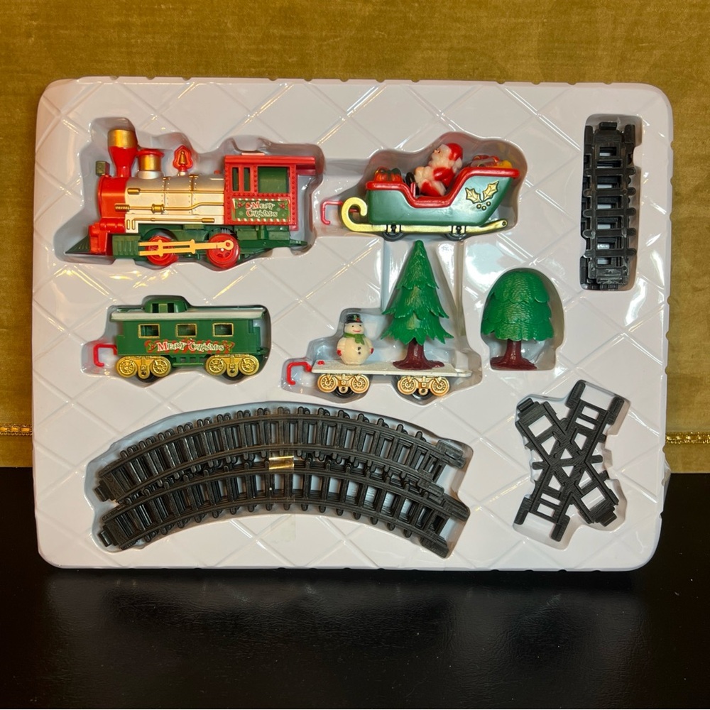 Arcady Merry Christmas 22 Pcs Train Set Head Light Musical Sounds NIB - Picture 3 of 8